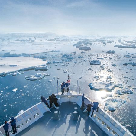 Bug des Expeditionsschiffes im Eismeer