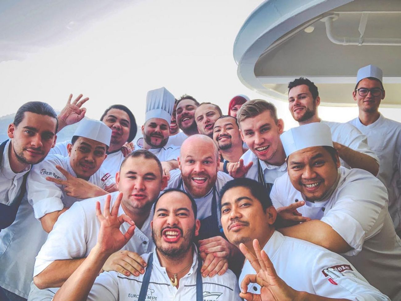 Arbeitgeber sea chefs – Freizeit an Bord (Crew): neue Freunde aus aller Welt Köche auf MS EUROPA posieren auf dem Crew Deck