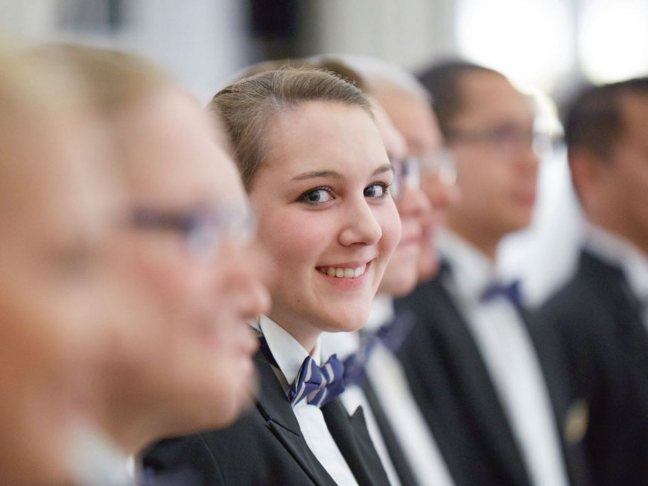 Arbeitgeber sea chefs – Karriereperspektiven (Crew): eigener Promotion Pool Crew Mitglied in Uniform schaut in die Kamera